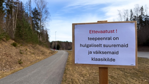 Vald on kergliiklusteele paigaldanud ohule tähelepanu juhtivad sildid. Fotod: VÕRU VALD